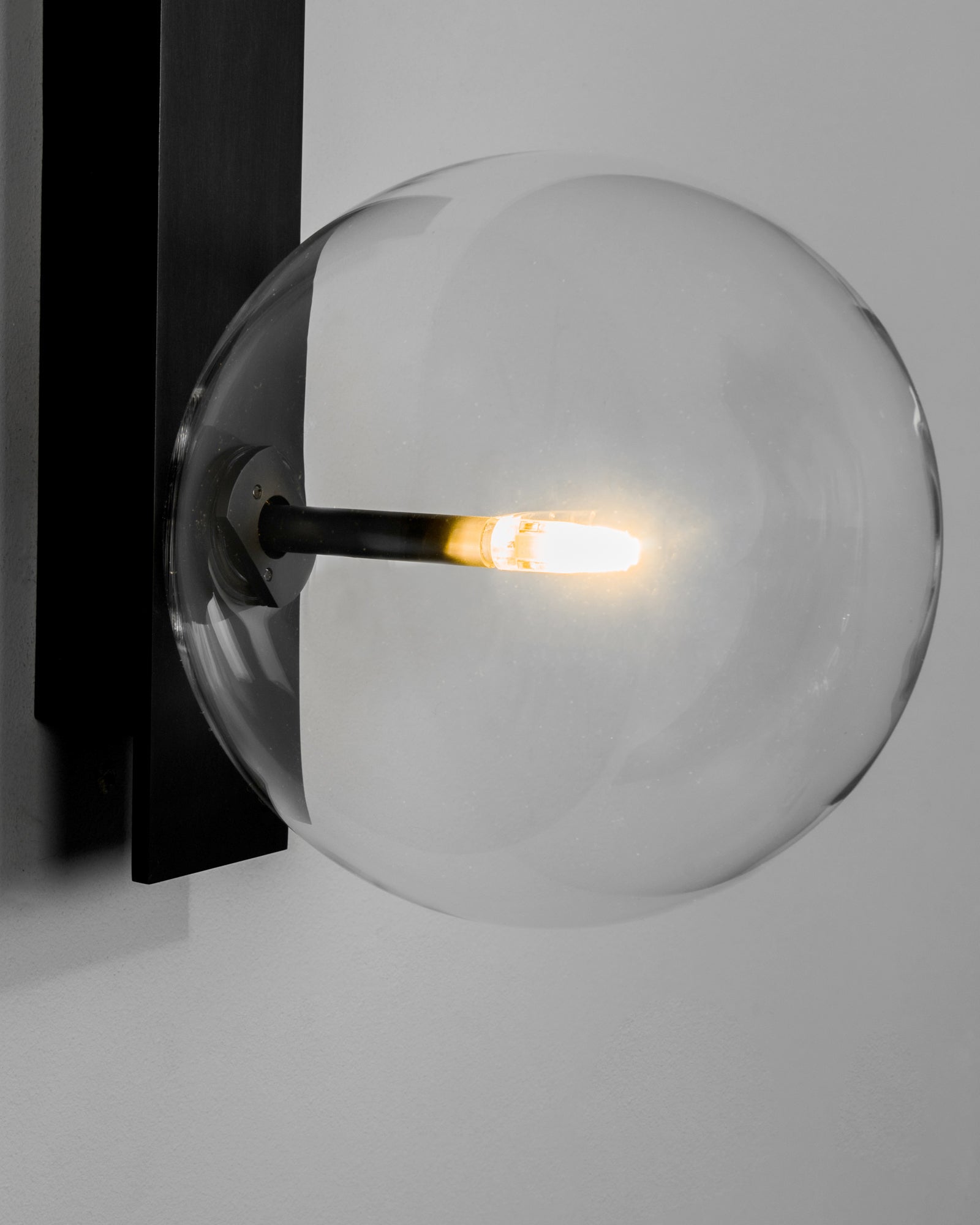 Schwung Oslo Single Black Gunmetal Transparent Globe Wall Light